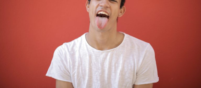 Read more about the article Why Is My Tongue White? Understanding Causes and Treatment Options