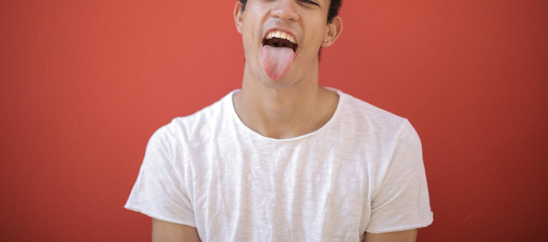 You are currently viewing Why Is My Tongue White? Understanding Causes and Treatment Options